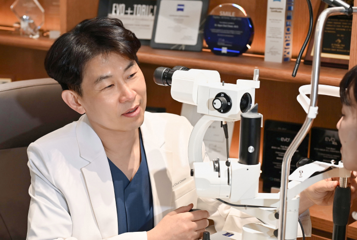 천현철 대표원장이 세극등 현미경으로 환자의 눈을 검사하는 모습